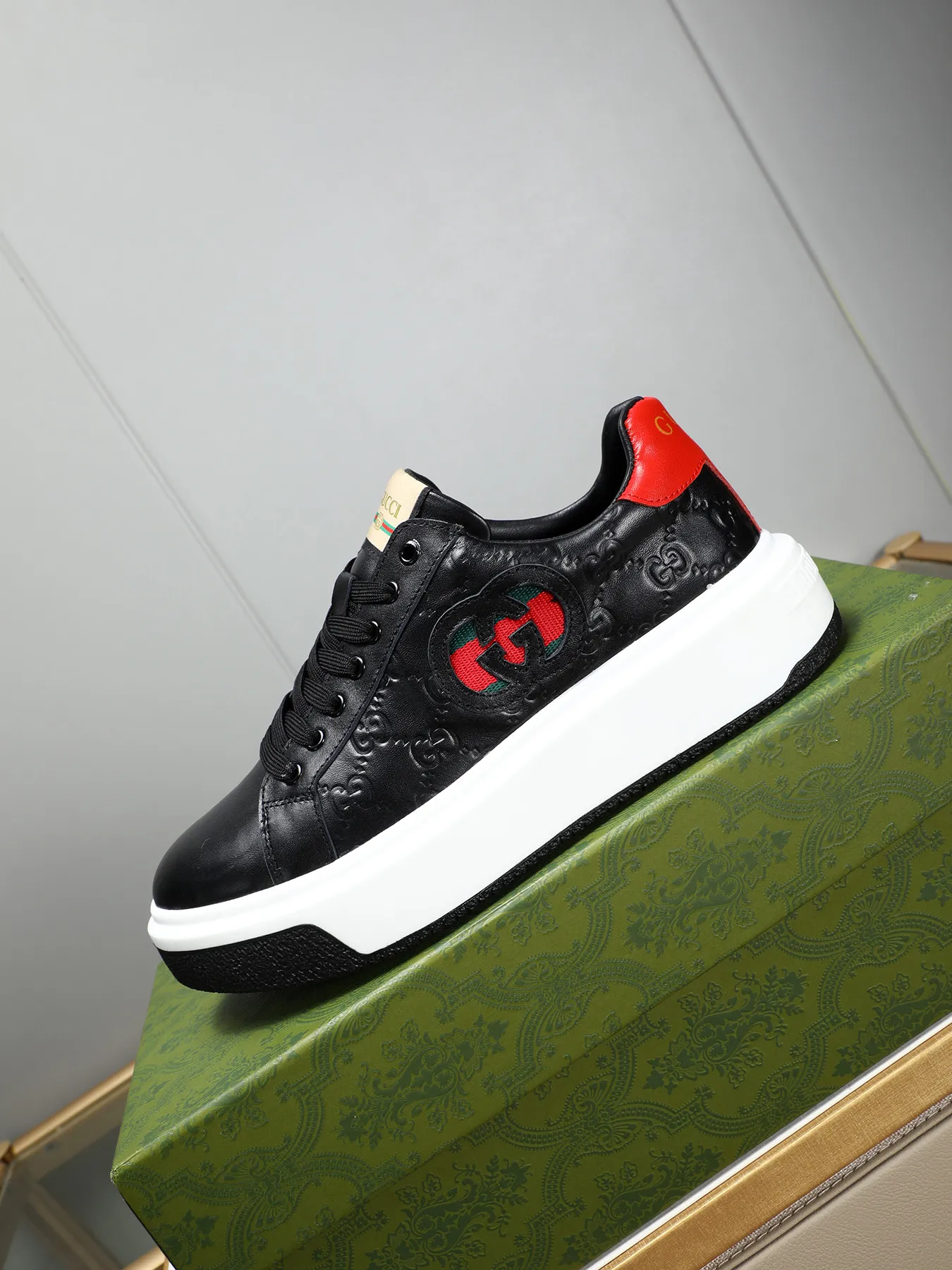 Men's shoes 💰480 New men's shoes GUCCI Fashion trend Made of first-layer calfskin ➕ washed sheep lining! The foot feels super comfortable and the workmanship is impeccable. Foam ultra-light outsole, size: 38-44 (45 customized) 4 colors to choose from!